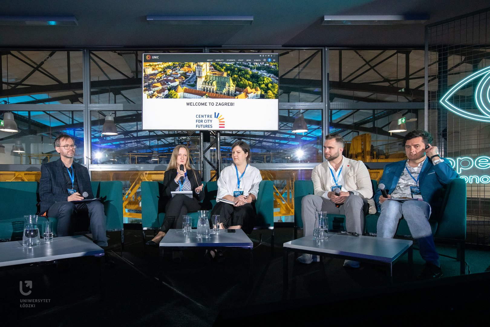 [Translate to English:] zdjęcie wszystkich panelistów na scenie