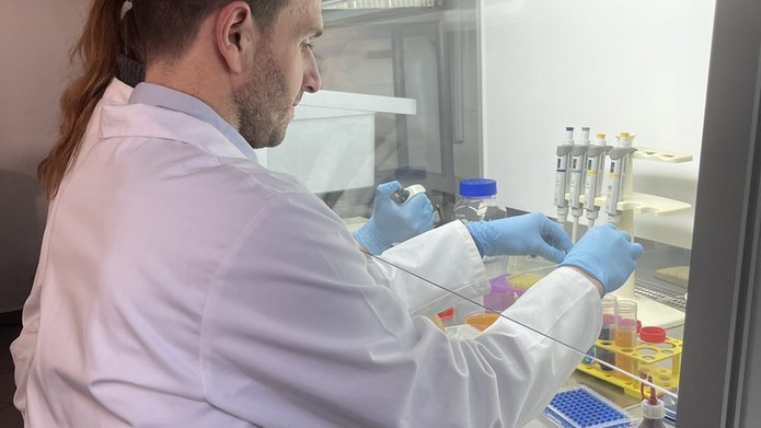 naukowcy w laboratorium