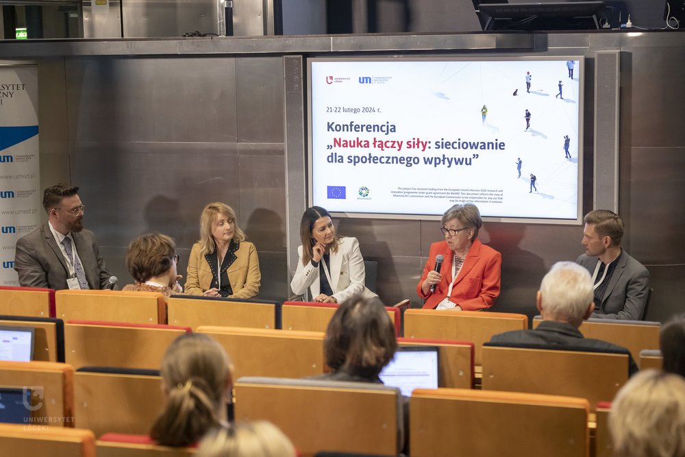 rozmowa panelowa podczas konferencji 