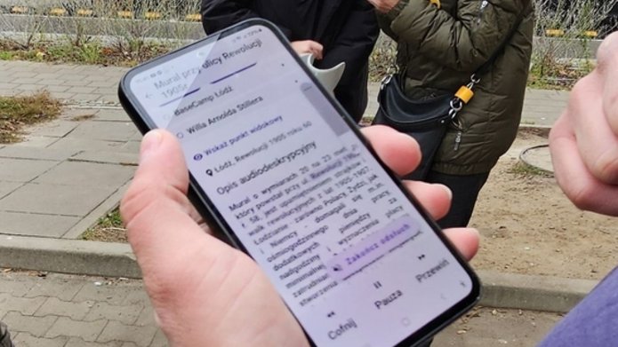 osoba korzystająca z opisu autodeskrypcyjnego na telefonie