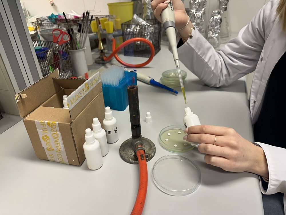 studentka przy pracy w laboratorium