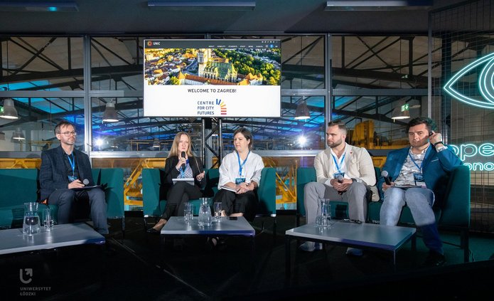 [Translate to English:] zdjęcie wszystkich panelistów na scenie