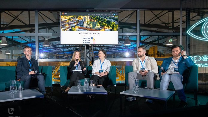 [Translate to English:] zdjęcie wszystkich panelistów na scenie