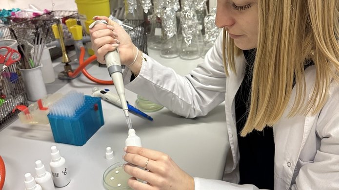 studentka przy pracy w laboratorium