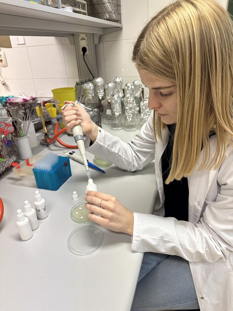 studentka przy pracy w laboratorium