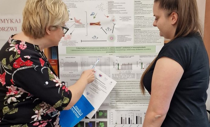 zdjęcie zespołu projektowego przy tablicy podsumowującej projekt