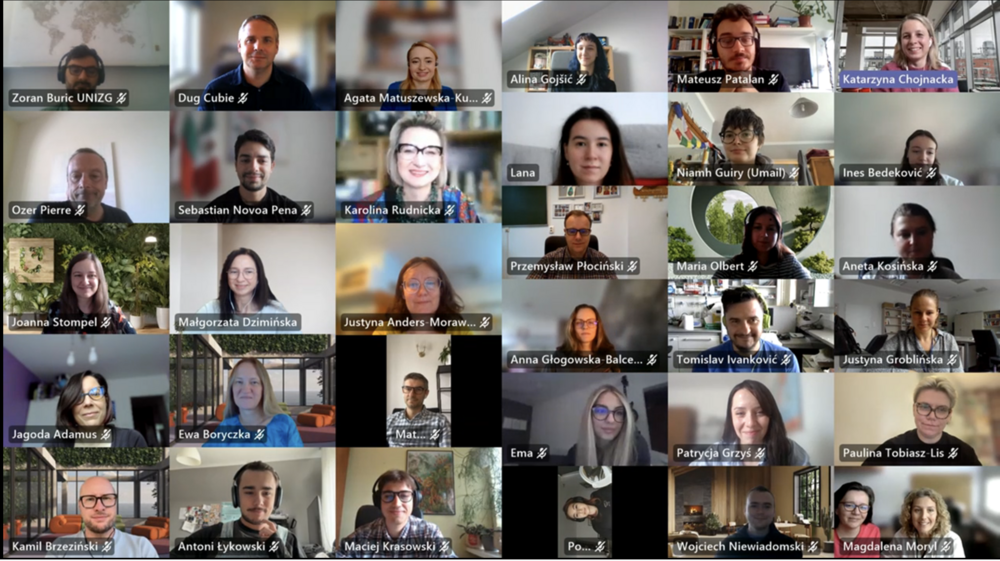 [Translate to English:] screenshot ze spotkania na Teams, uśmiechnięci ludzie