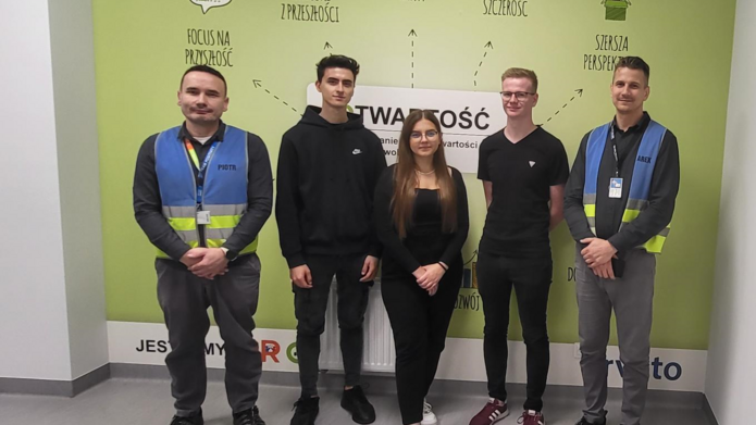 [Translate to English:] studenci realizujący projekt oraz pracownicy firmy