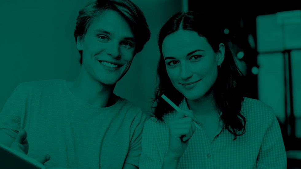 młoda uśmiechnięta dwójka osób