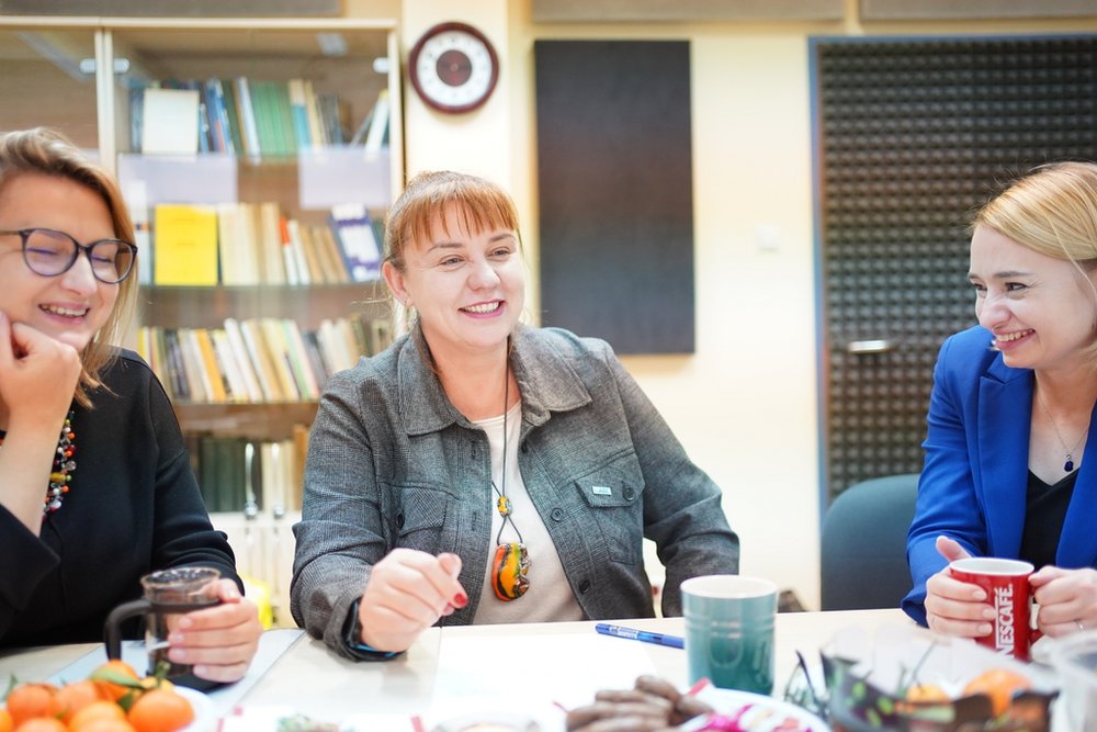 członkowie zespołu podczas pracy warsztatowej