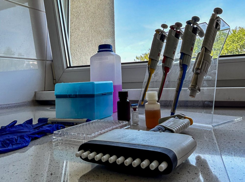 zdjęcie przyrządów w laboratorium