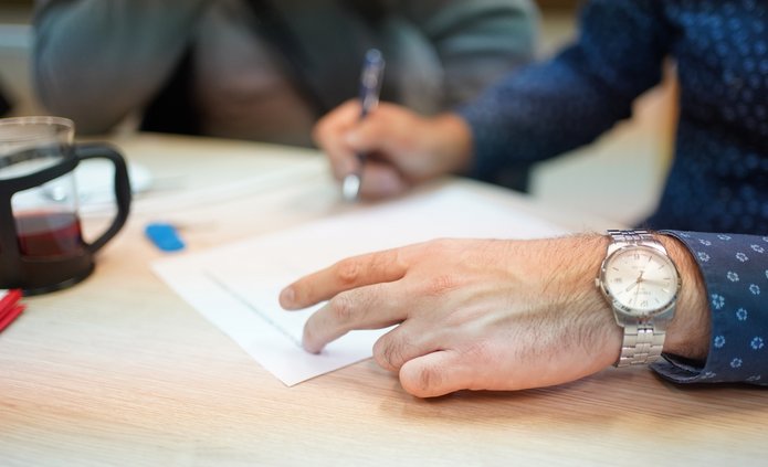 członkowie zespołu podczas pracy warsztatowej