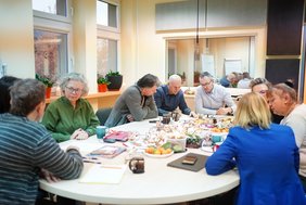 członkowie zespołu podczas pracy warsztatowej