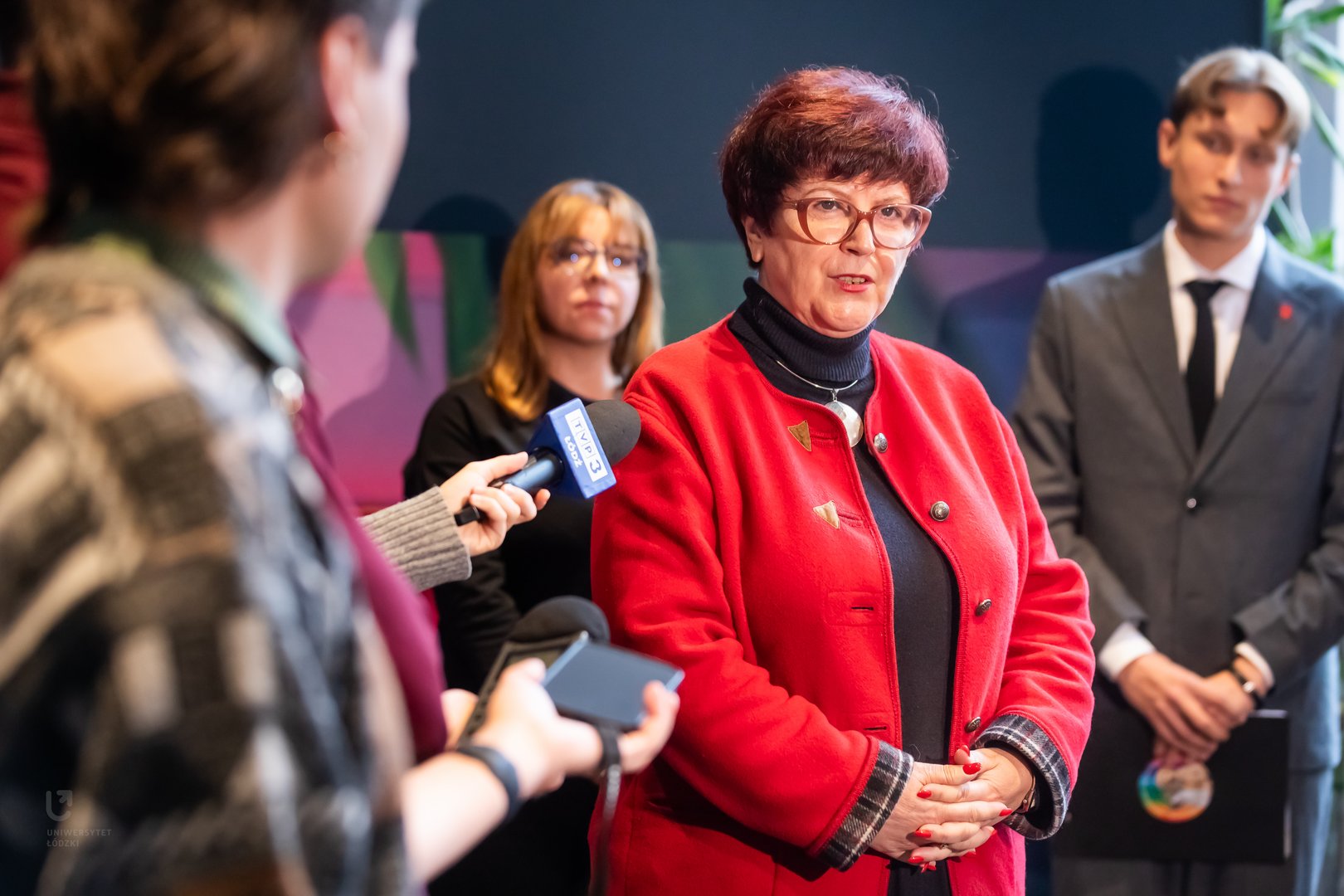 Prof. dr hab. Bożena Bukowska odpowiadająca na pytania dziennikarzy podczas briefingu prasowego