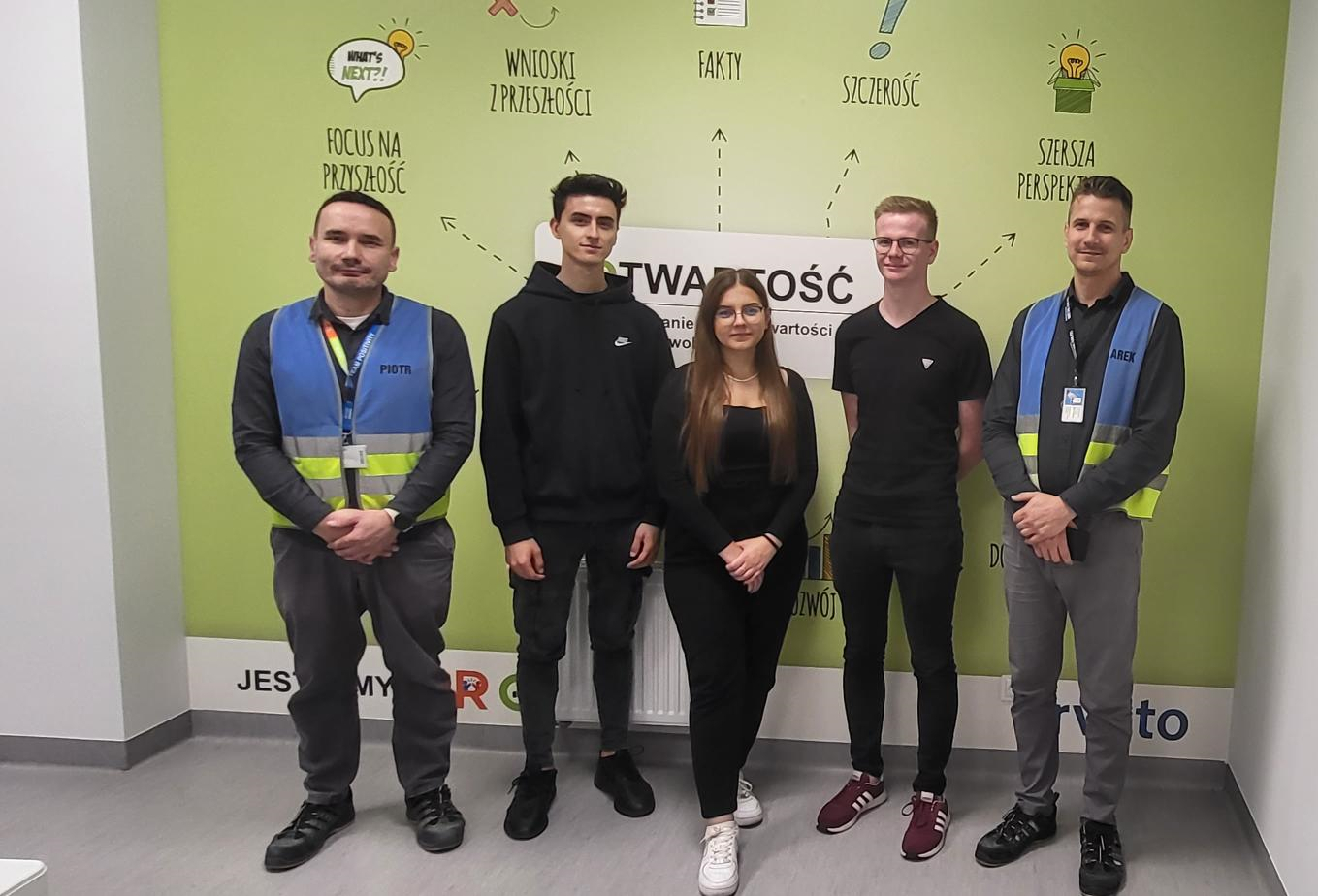 [Translate to English:] studenci realizujący projekt oraz pracownicy firmy
